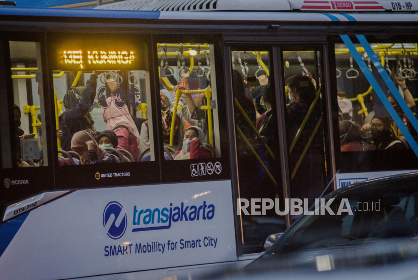 T Transportasi Jakarta menambah 155 armada di 10 ruas koridor Bus Rapid Transit (BRT) yang saling bersinggungan di kawasan Ganjil Genap mulai Senin (3/8) (Foto: ilustrasi bus TransJakarta)