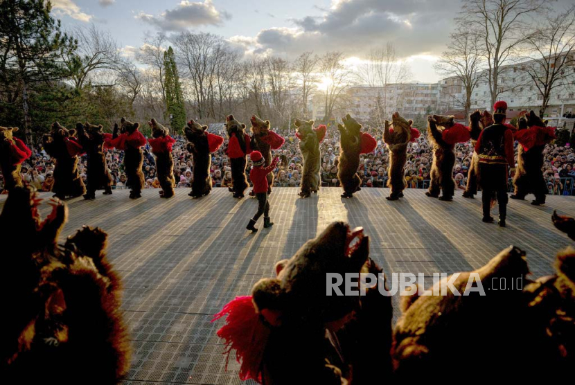 Anggota kelompok beruang daerah tampil dalam festival di Moinesti, Rumania utara, Rabu, (27/12/2023).