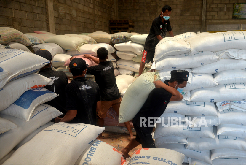 Pekerja membawa beras ke mesin penggiling di penggilan beras UD Barokah, Berbah, Sleman, Yogyakarta.