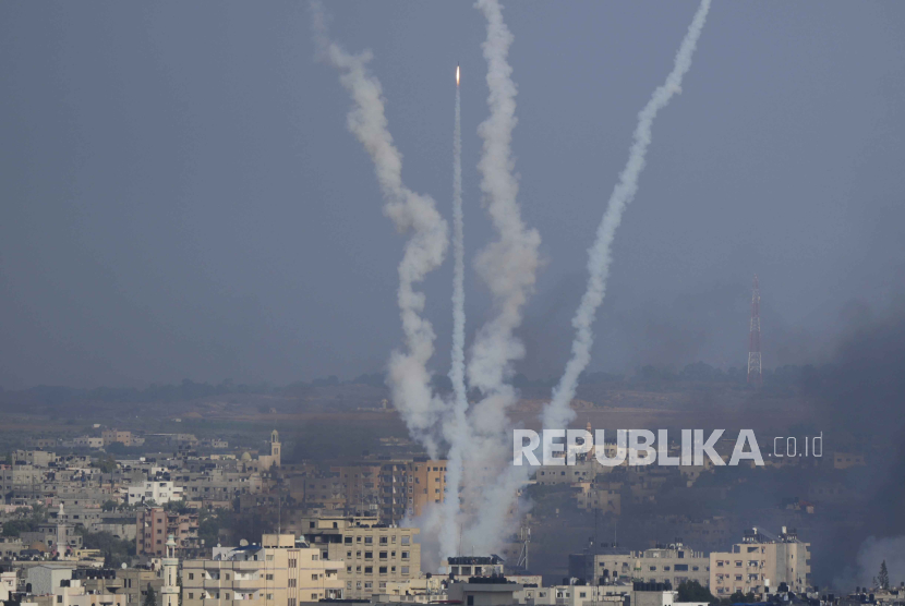 Rocket ditembakkan dari Jalur Gaza menyasar Israel, Rabu, 11 Oktober 2023.