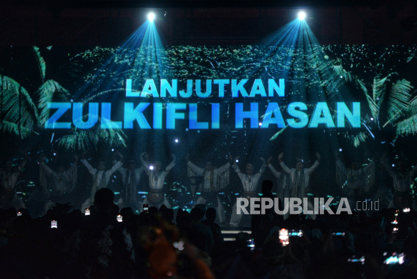 Layar LCD menampilkan dukungan kepada Ketua Umum PAN Zulkifli Hasan pada acara Hari Ulang Tahun (HUT) ke-26 Partai Amanat Nasional (PAN) sekaligus pembukaan Kongres ke-6 PAN di Jakarta, Jumat (23/8/2024). PAN menggelar Kongres Ke-6 pada 23-24 Agustus 2024 dengan mengusung tema Indonesia Terdepan.