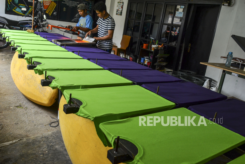 Pekerja menyelesaikan produksi pakaian di Rumah produksi CHPT di Gegernoong, Kota Tasikmalaya, Jawa Barat, Kamis (19/11/2020). Pelaku Usaha Mikro Kecil Menengah (UMKM) yang memproduksi pakaian 80-100 potong per hari, telah menerima Bantuan Produktif Usaha Mikro (BPUM) sebesar Rp2,4 juta yang digunakan untuk modal tambahan dengan berinovasi mempertahankan kualitas dan kuantitas sablon, bahkan untuk mengembangkan pemasaran mereka bekerjasama dengan para pemilik distro pakaian agar bisa bertahan di tengah pandemi COVID-19. 