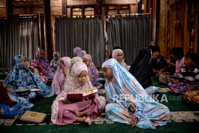 Anak mengaji di Masjid Nur Syahada di kampung Sade, Desa Rembitan, Lombok Tengah, NTB, Senin (21/3/2022). Masjid tersebut memiliki arsitektur khas rumah adat kampung Sade dengan bangunan yang didominasi oleh kayu dan bambu serta memiliki atap dari alang-alang. Republika/Thoudy Badai