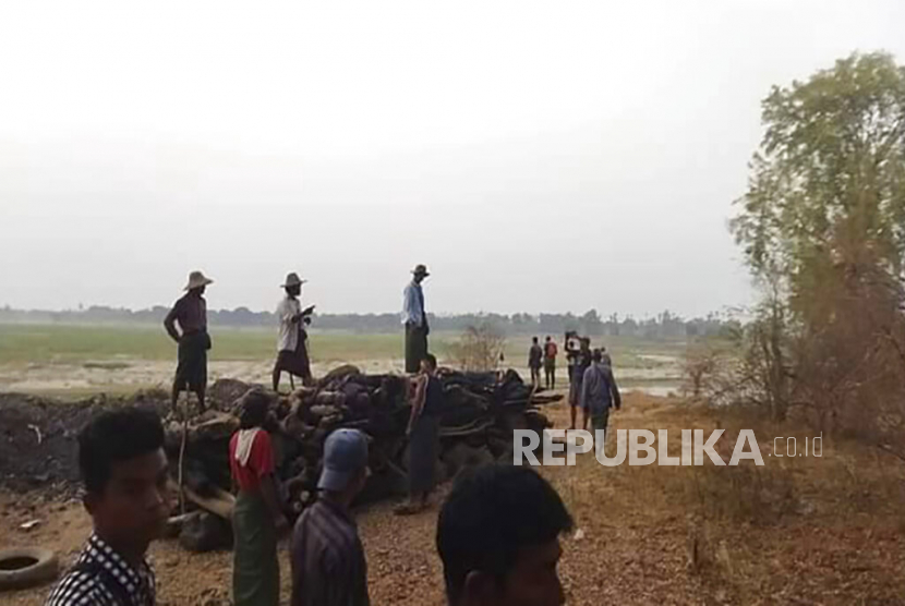 Para pria berdiri di atas tumpukan kayu pemakaman di desa Tar Taing, saat mereka bersiap untuk mengkremasi jenazah orang-orang yang ditemukan tewas di desa terdekat Nyaung Yin, kotapraja Myinmu dan di desa Tar Taing, kotapraja Sagaing, Myanmar tengah pada Kamis, 2 Maret 2023. Tentara di Myanmar mengamuk di beberapa desa, memperkosa, memenggal dan membunuh sedikitnya 17 orang, kata penduduk, yang terbaru dari apa yang dikatakan oleh para pengkritik militer yang berkuasa adalah serangkaian kejahatan perang sejak tentara merebut kekuasaan dua tahun lalu.