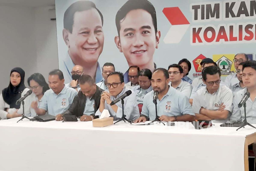 Komandan Tim Relawan TKN Prabowo-Gibran, Haris Rusly Moti (ketiga dari kanan). TKN mengeklaim Prabowo-Gibran didukung sebanyak 500 organisasi relawan.