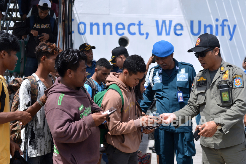 Petugas gabungan memeriksa KTP penumpang. Legislator meminta Disdukcapil DKI menyeleksi secara ketat pendatang baru ke Jakarta.
