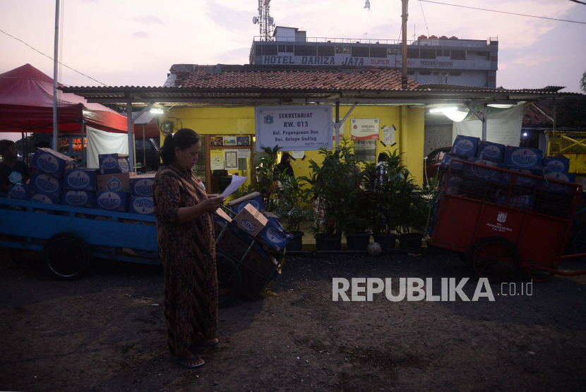 Pengurus RT mengecek data sebelum mendistribusikan bantuan sosial (Bansos) yang diberikan oleh pemprov DKI Jakarta, ilustrasi.
