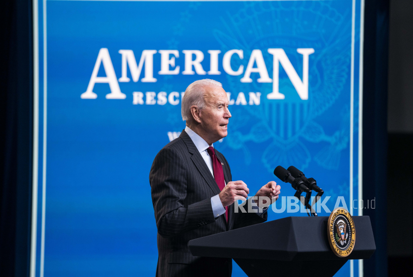  Presiden AS Joe Biden mengumumkan perubahan pada Program Perlindungan Gaji (Paycheck Protection Program / PPP) di Gedung Kantor Eksekutif Eisenhower di Washington, DC, AS, 22 Februari 2021. 