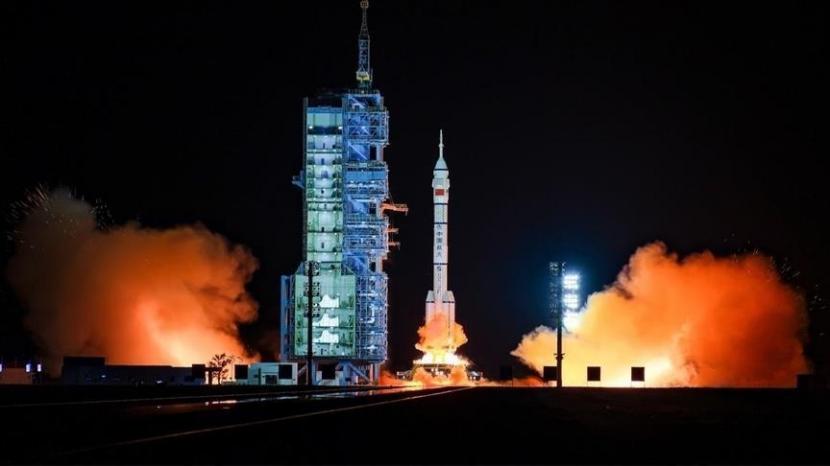 China pada Jumat (13/1/2023) berhasil meluncurkan satelit telekomunikasi baru ke luar angkasa.