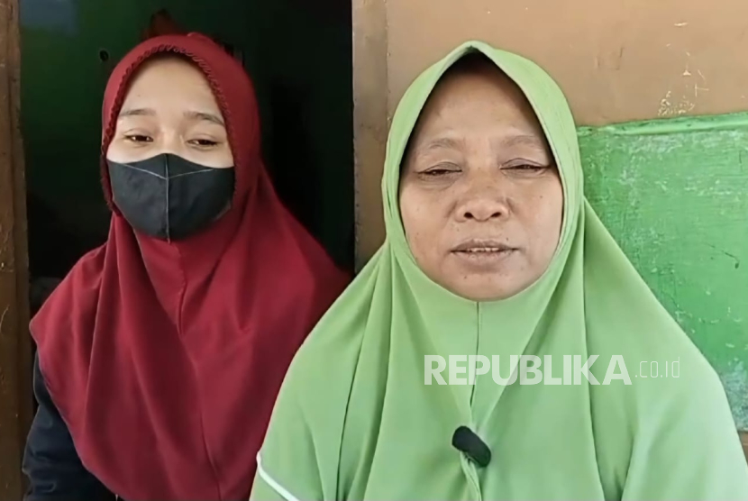 Ibu kandung Pegi Setiawan, Kartini (kerudung hijau) mengaku sangat kecewa karena sidang praperadilan di PN Bandung ditunda, Senin (24/6/2024). 