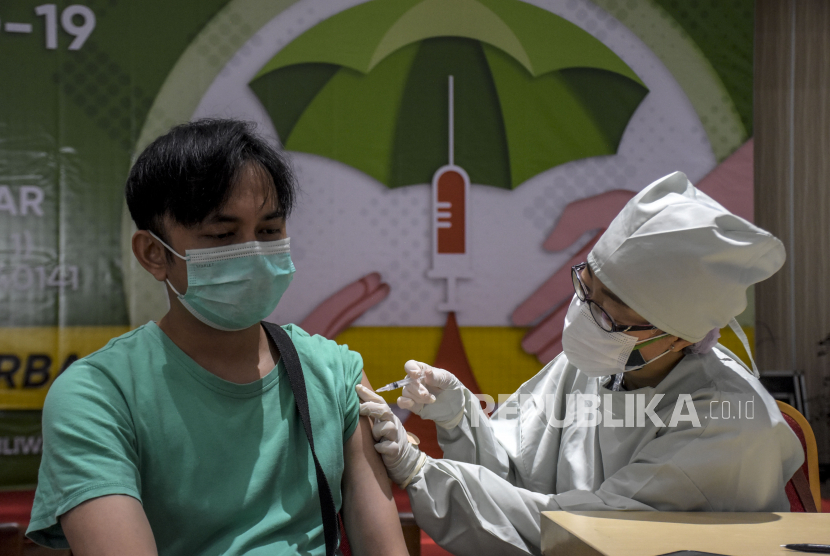 Vaksinator menyuntikkan vaksin Covid-19 ke warga saat pelaksanaan vaksinasi Covid-19 massal di gedung PPAG Universitad Parahyangan, Jalan Ciumbuleuit, Kota Bandung, Jawa Barat, Jumat (25/3/2022). 