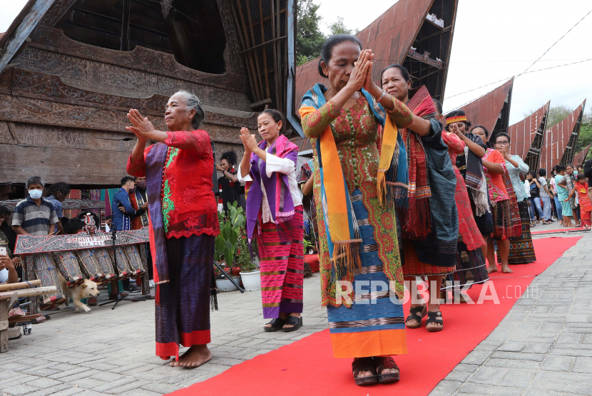 Ibu-ibu mengenakan busana tradisional Batak dengan aneka kain tenun ulos saat acara peragaan busana para penenun ulos di Desa Lumban Suhi-Suhi, Pulau Samosir, Sumatra Utara, Sabtu (19/9/2020). 