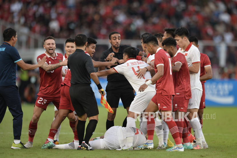 Pemain timnas Indonesia bersitegang dengan pemain Vietnam saat pertandingan semifinal leg pertama Piala AFF 2022 di Stadion Gelora Bung Karno, Senayan, Jakarta, Jumat (6/1/2023). Pertandingan berakhir imbang dengan skor 0-0.