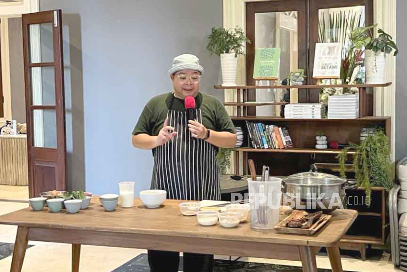 Chef Ragil Imam Wibowo mendemokan cara memasak comfort food-nya, Gadon Daging, dalam acara peluncuran buku Comfort Food Memoir di restoran Nusa Indonesian Gastronomy, Jakarta Selatan, Senin (16/10/2023). 