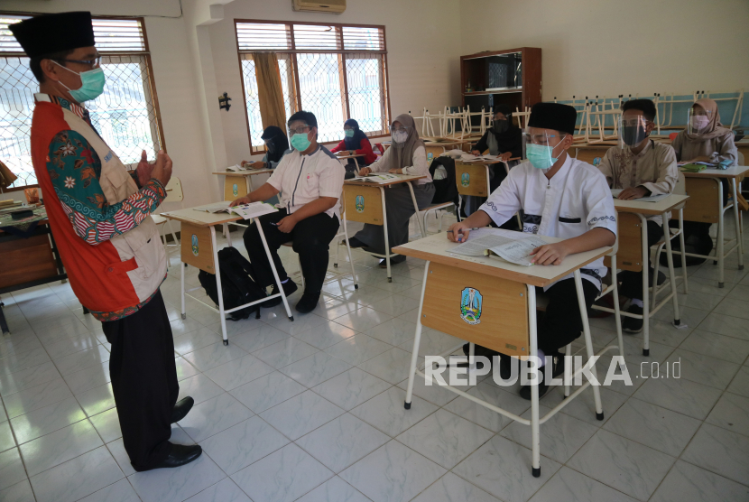 Pelajar menggunakan busana muslim memperingai hari santri mengikuti kegiatan belajar mengajar (KMB) tatap muka terbatas.