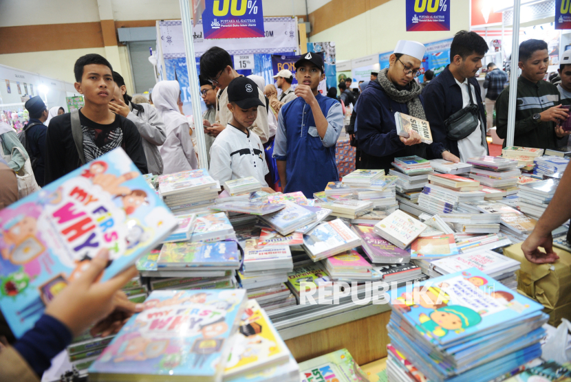 Pengunjung melihat buku dalam acara Islamic Book Fair (IBF) 2025 di JICC, Senayan, Jakarta, Kamis (19/6/2025). 