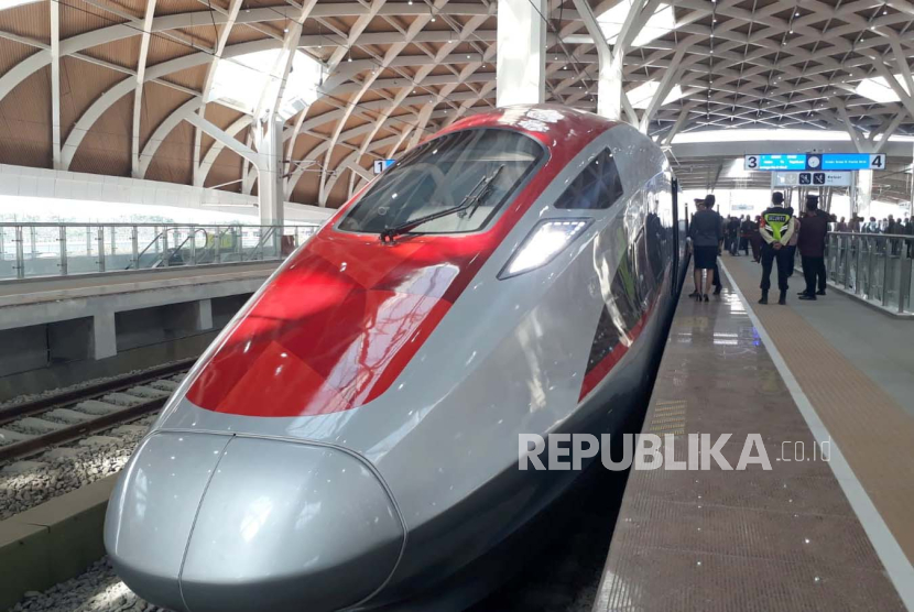 Kereta Cepat Jakarta Bandung (KCJB) yang akan dinaiki Presiden Jokowi dari Stasiun KCJB Halim, Jakarta Timur, Rabu (13/9/2023).