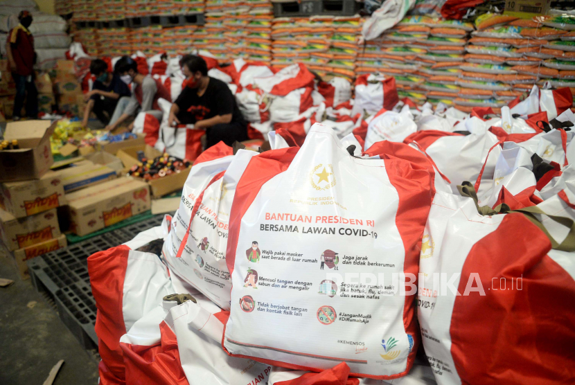 Pekerja mengemas paket bantuan sosial (bansos) di Gudang Food Station Cipinang, Jakarta, Rabu (22/4). (ilustrasi)