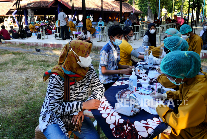 Pemeriksaan kesehatan warga sebelum vaksinasi Covid-19 di Pasar Seni Gabusan, Bantul, Yogyakarta, Rabu (8/9). Saat ini penerima vaksinasi Covid-19 dosis pertama di Yogyakarta telah mencapai 1.793.194 orang atau 62,27 persen dari target sasaran. Sementara, cakupan vaksinasi dosis kedua telah menjangkau 788.338 orang atau 27,38 persen.