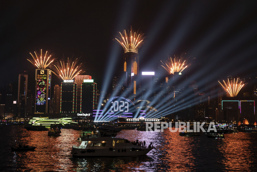 Kembang api terlihat di atas Pelabuhan Victoria pada perayaan malam Tahun Baru, di Hong Kong, Ahad (1/1/2023) (ilustrasi).  JAKARTA -- Hong Kong menyambut wisawatan dari seluruh dunia melalui kampanye promosi global 