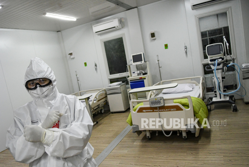 Seorang dokter berdiri di dalam salah satu ruang modular di rumah sakit.