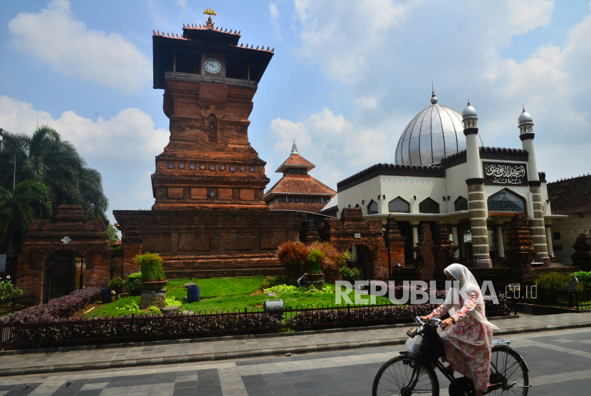 Warga melintas di depan Masjid Menara Kudus di Desa Kauman, Kudus, Jawa Tengah, Rabu (6/5/2020). 