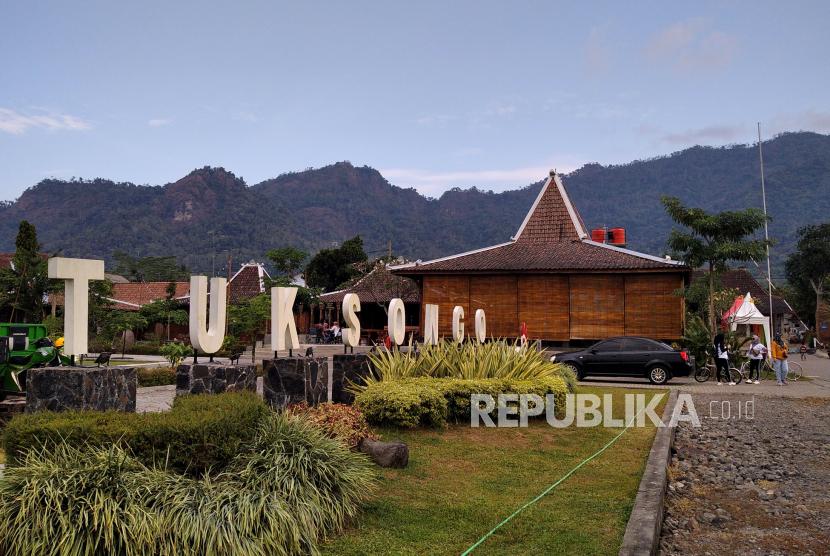 Warga menghabiskan sore tempat wisata Balkondes Tuksongo, Borobudur, Magelang, Jawa Tengah.