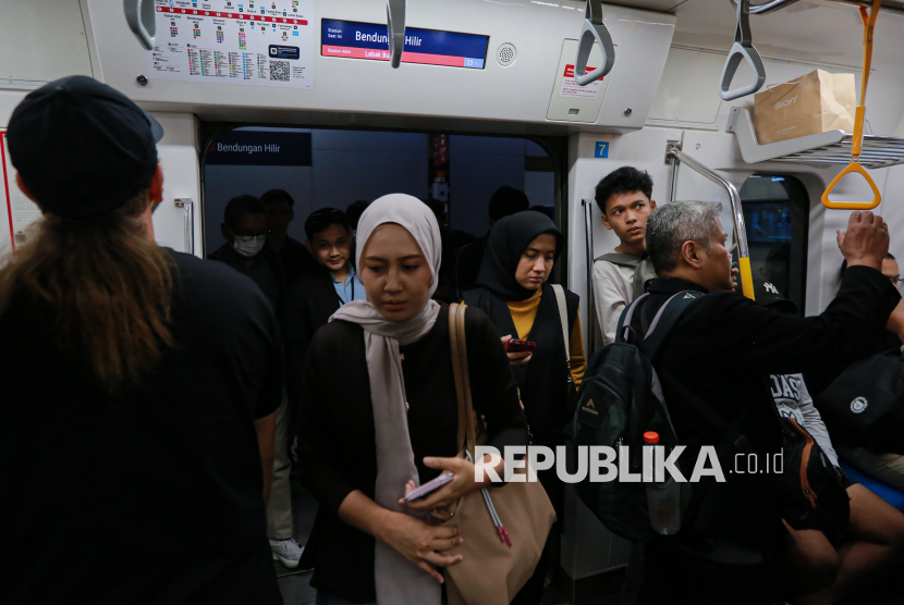 Penumpang menaiki MRT Jakarta dari Stasiun MRT Bundaran HI di Jakarta. MRT Jakarta mengalami gangguan operasional pada Kamis (20/11/2025).