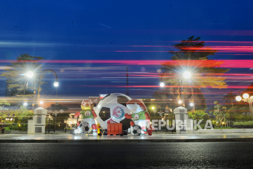 Maskot Piala Dunia U17 yang dipajang di halaman Balai Kota Surabaya, Jawa Timur.