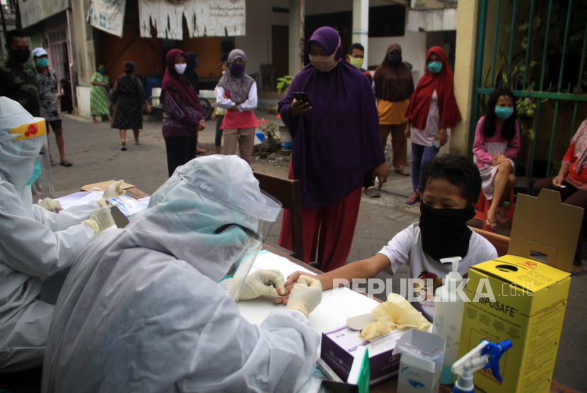 Petugas medis mengambil sampel darah saat tes diagnostik cepat (rapid test) Covid-19 di Waru, Jawa Timur (ilustrasi)