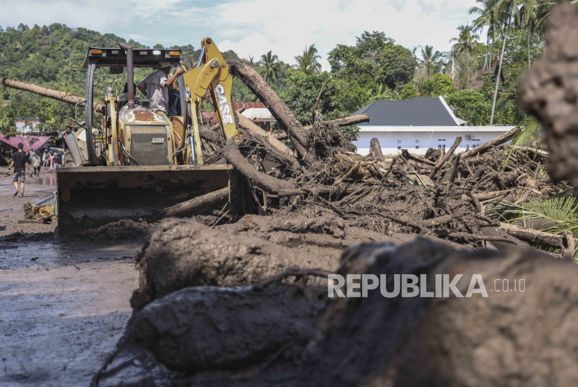 Petugas membersihkan desa yang terdampak banjir bandang di Kabupaten Agam, Sumbar (ilustrasi). Jenazah terakhir korban banjir lahar dingin di Agam ditemukan.