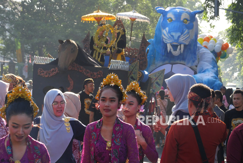 Kemeriahan Pawai Kendaraan Hias HJKB 2024 disertai atraksi unik para pesertanya di kawasan Gasibu, Jalan Diponegoro, Kota Bandung, Jawa Barat, Ahad (15/9/2024). Pawai Kendaraan digelar dalam rangka memeriahkan Hari Jadi Kota Bandung (HJKB) ke-214 yang diikuti oleh sedikitnya 88 peserta dari berbagai instansi, swasta, hingga kecamatan.