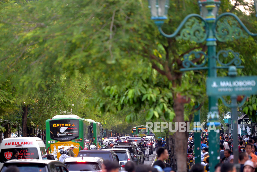 Pengendara terjebak macet di Jalan Malioboro, Yogyakarta. Jalan Malioboro ditutup total hari ini, Kamis (2/4/2025).