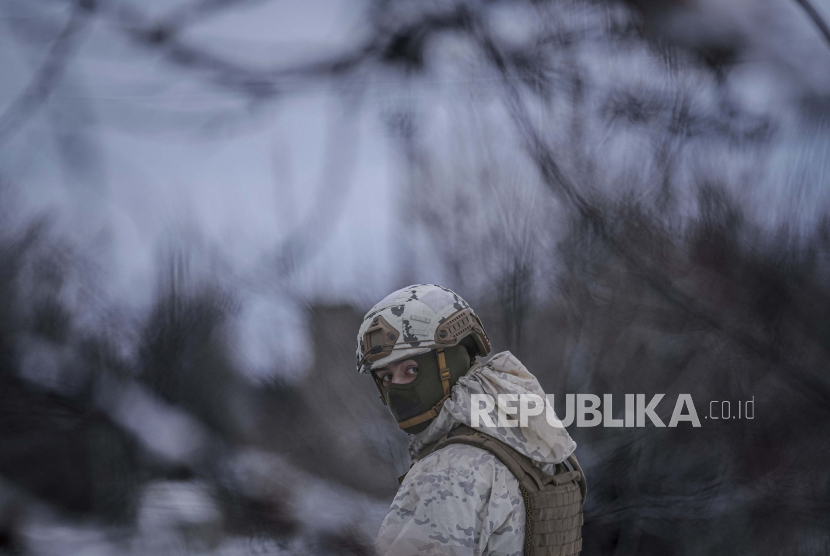 Seorang prajurit Ukraina memberikan keamanan area selama kunjungan Jenderal Oleksandr Pavliuk, komandan Operasi Pasukan Gabungan, ke posisi garis depan di luar Avdiivka, wilayah Donetsk, Ukraina timur, Rabu, 9 Februari 2022. 