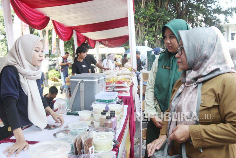 Sekretaris Daerah (Sekda) Kota Bogor Syarifah Sofiah meninjau kegiatan Gerakan Pangan Murah yang digelar di Plaza Balai Kota Bogor, Senin (26/6/2023). 