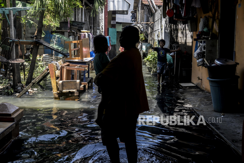 Warga Kapuas Hulu masih memilih bertahan di rumah masinh-maisng yang terendam banjir (Foto: ilustrasi banjir)