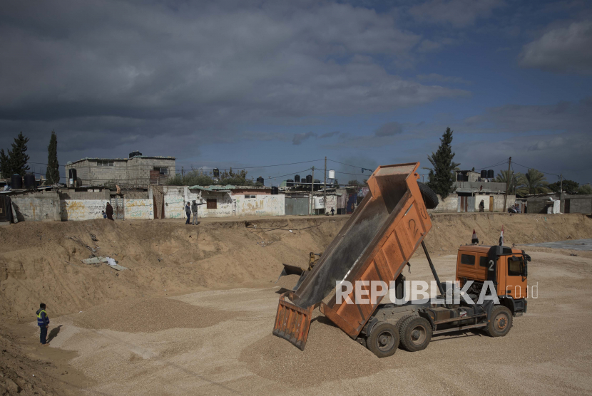 Buruh mengerjakan fondasi pelat beton untuk salah satu dari tiga kompleks perumahan yang didanai Mesir di Jalur Gaza, di kota Beit Lahiya, Gaza utara, Kamis, 20 Januari 2022. 