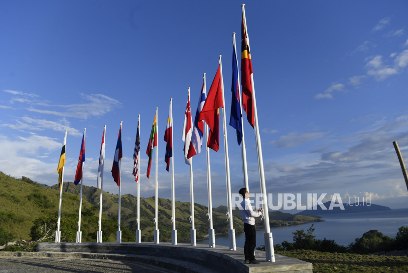 Pekerja memasang bendera negara anggota ASEAN di kawasan Mice, Desa Golo Mori, Labuan Bajo, NTT, 4 Mei 2023. Konferensi Tingkat Tinggi (KTT) ASEAN ke-42  akan diselenggarakan pada 9-11 Mei 2023 di Labuan Bajo, NTT.