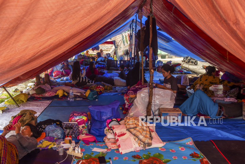  Orang-orang beristirahat di dalam tempat penampungan darurat setelah gempa bumi di Mamuju, Sulawesi Barat, Indonesia, 17 Januari 2021. Sedikitnya 56 orang tewas dan ratusan lainnya luka-luka setelah gempa berkekuatan 6,2 skala Richter melanda pulau Sulawesi pada 15 Januari.