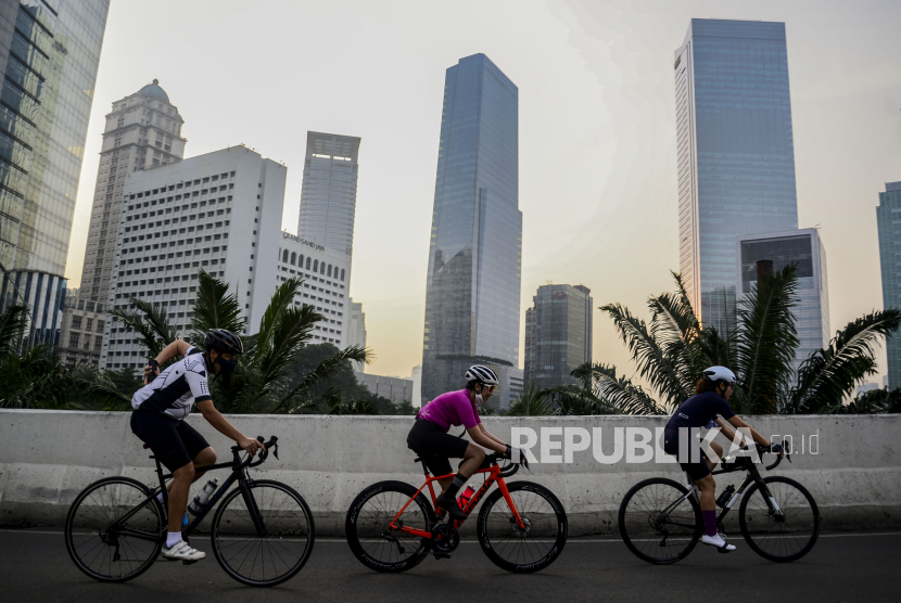 Sejumlah pesepeda melintasi Jalan Layang Non Tol (JLNT) Tanah Abang-Kampung Melayu di Jakarta.