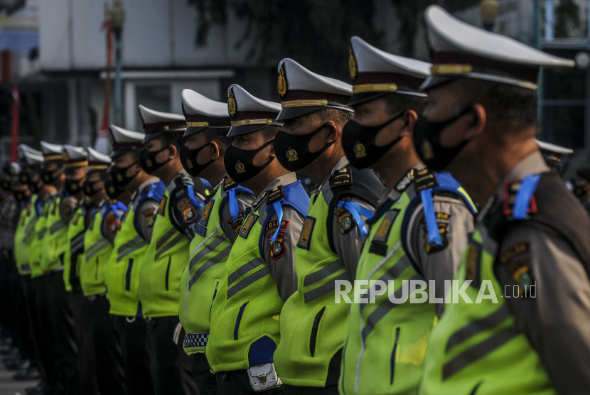 Sejumlah anggota kepolisian mengikuti Apel Gelar Pasukan Operasi Patuh Jaya 2020 di Polda Metro Jaya, Jakarta, Kamis (23/7). Polda Metro Jaya menggelar Operasi Patuh Jaya 2020 selama 14 hari mulai Kamis (23/7) sampai Rabu (5/8) di wilayah hukum Polda Metro Jaya. Republika/Putra M. Akbar