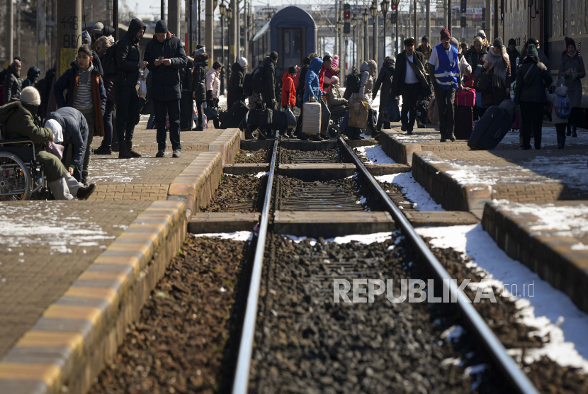 Pengungsi yang melarikan diri dari perang dari negara tetangga Ukraina beralih platform di stasiun kereta api Suceava, di Suceava, Rumania, Sabtu, 12 Maret 2022.