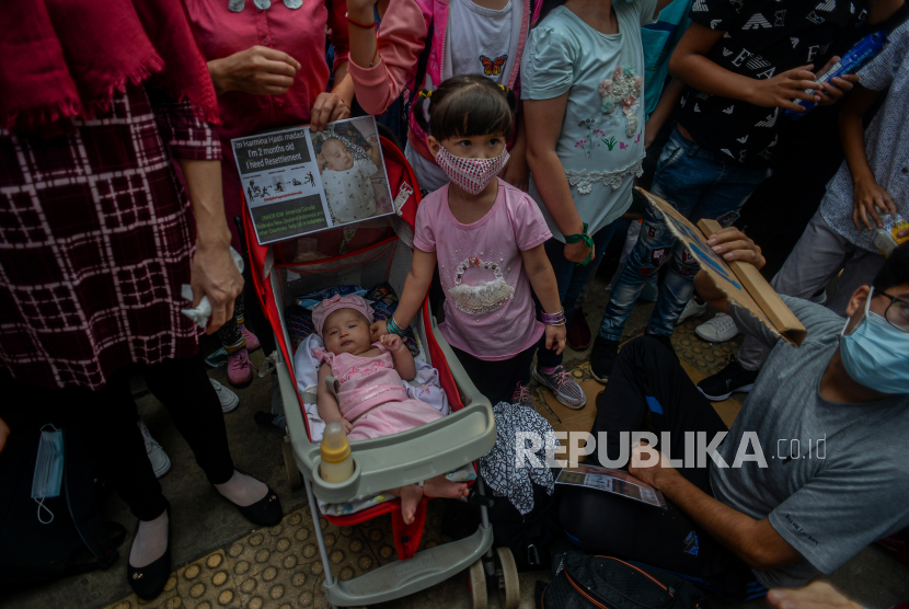 Massa dari Pencari Suaka asal Afghanistan melakukan aksi di depan kantor Komisi Tinggi PBB untuk Pengungsi (UNHCR), Kebon Sirih, Jakarta, Selasa (24/8). Dalam aksinya, massa menuntut kejelasan kepada UNHCR terakit status penempatan pencari suaka di negara ketiga. Aksi tersebut dibubarkan aparat kepolisian untuk menghindari kerumunan pada masa PPKM level 3 di Jakarta. Republika/Thoudy Badai