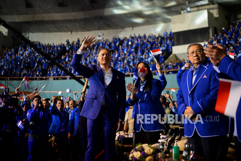Ketua Umum Partai Demokrat Agus Harimurti Yudhoyono (AHY) (kiri) bersama istri Annisa Pohan (kedua kiri) disaksikan Presiden keenam RI Susilo Bambang Yudhoyono (kanan)  menyapa kader Partai Demokrat usai menyampaikan pidato kebangsaan pada Rapat Pimpinan Nasional (Rapimnas) Partai Demokrat di Jakarta Convention Center (JCC), Jakarta, Jumat (16/9/2022). Pidato kebangsaan tersebut membahas tentang isu-isu nasional serta strategi Partai Demokrat dalam menghadapi Pemilu 2024 mendatang. Republika/Thoudy Badai
