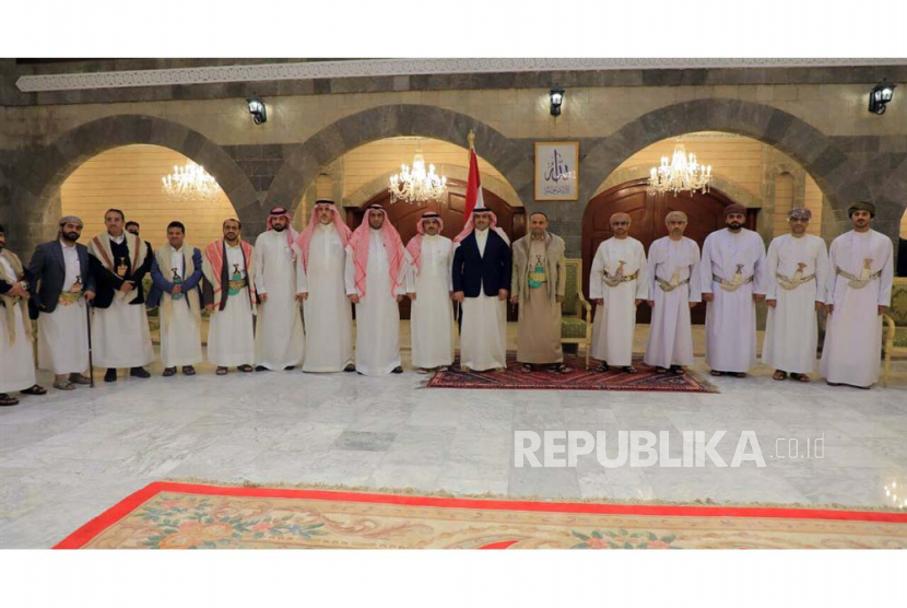  Foto selebaran yang disediakan oleh Kantor Berita Saba yang dikelola Houthi menunjukkan ketua Dewan Politik Tertinggi bentukan Houthi Mahdi Al-Mashat (6-kanan), delegasi Oman (kanan) dan delegasi Saudi (kiri) berpose untuk sebuah kelompok gambar setelah pertemuan di Sana
