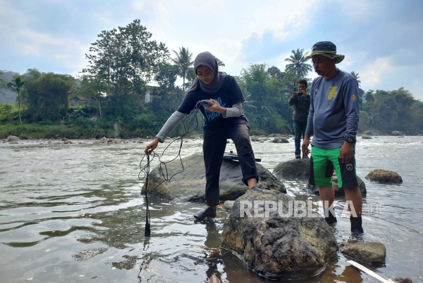 Kegiatan penelitian air aliran Sungai Ciwulan yang melintasi Kota Tasikmalaya, Jawa Barat, Rabu (26/7/2023).