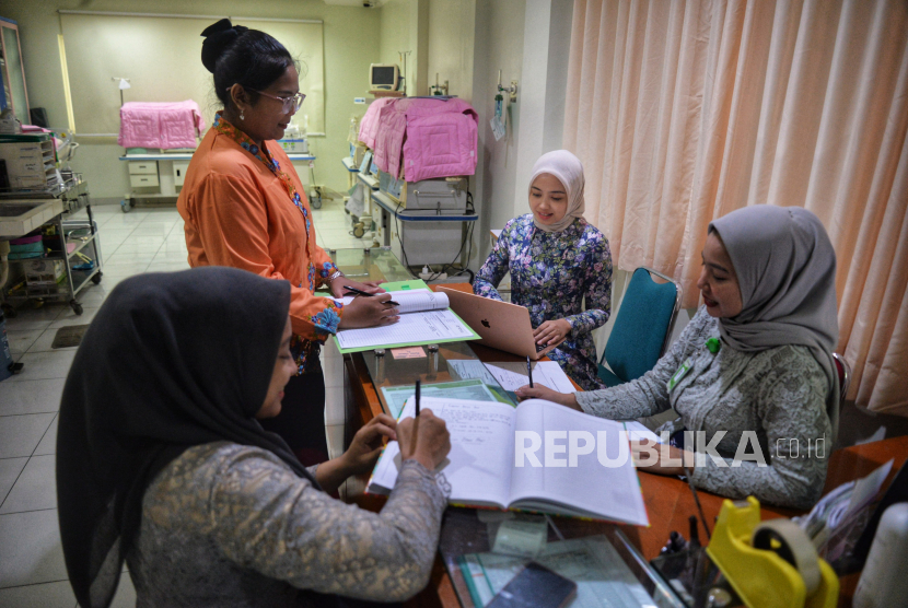 Dokter bersama Perawat (Ilustrasi)