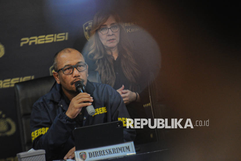 Direktur Reserse Kriminal Umum (Dirreskrimum) Polda Metro Jaya Kombes Pol Wira Satya Triputra melakukan konferensi pers di gedung Polda Metro Jaya, Jakarta, Selasa (29/7/2025). Dalam konferensi tersebut, Dirreskrimsus Polda Metro Jaya meyimpulkan dalam kasus kematian diplomat muda Kementerian Luar Negeri Arya Daru Pangayunan tersebut meninggal tanpa ada keterlibatan orang lain.