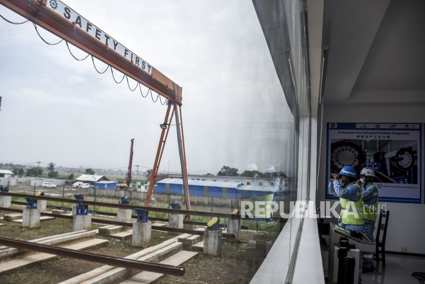 Petugas memantau pemindahan batang rel kereta cepat di Depo PT KCIC Tegalluar, Kabupaten Bandung, Senin (12/4). PT Wijaya Karya berkomitmen bangun proyek pemerintah yang penuh dengan teknologi dan inovasi.