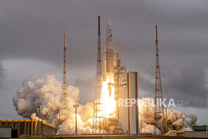  Roket Arianespace Ariane 5 dengan Teleskop Luar Angkasa James Webb NASA di dalamnya, lepas landas Sabtu, 25 Desember 2021, di Pelabuhan Antariksa Eropa, Pusat Antariksa Guiana di Kourou, Guyana Prancis. Teleskop ruang angkasa terbesar dan terkuat di dunia telah meluncurkan misi berisiko tinggi untuk melihat cahaya dari bintang dan galaksi pertama. Teleskop Luar Angkasa James Webb NASA meroket Sabtu dari Guyana Prancis di Amerika Selatan.